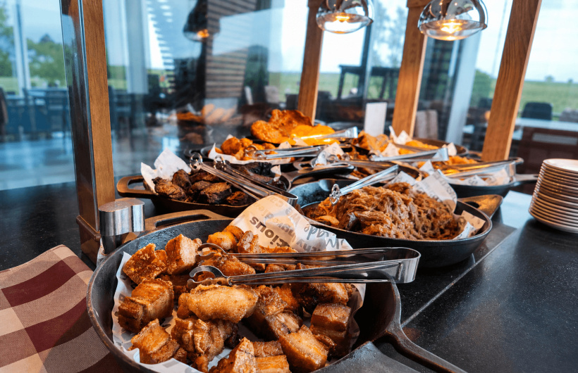 Paga $23.97:  Brunch Buffet Temático